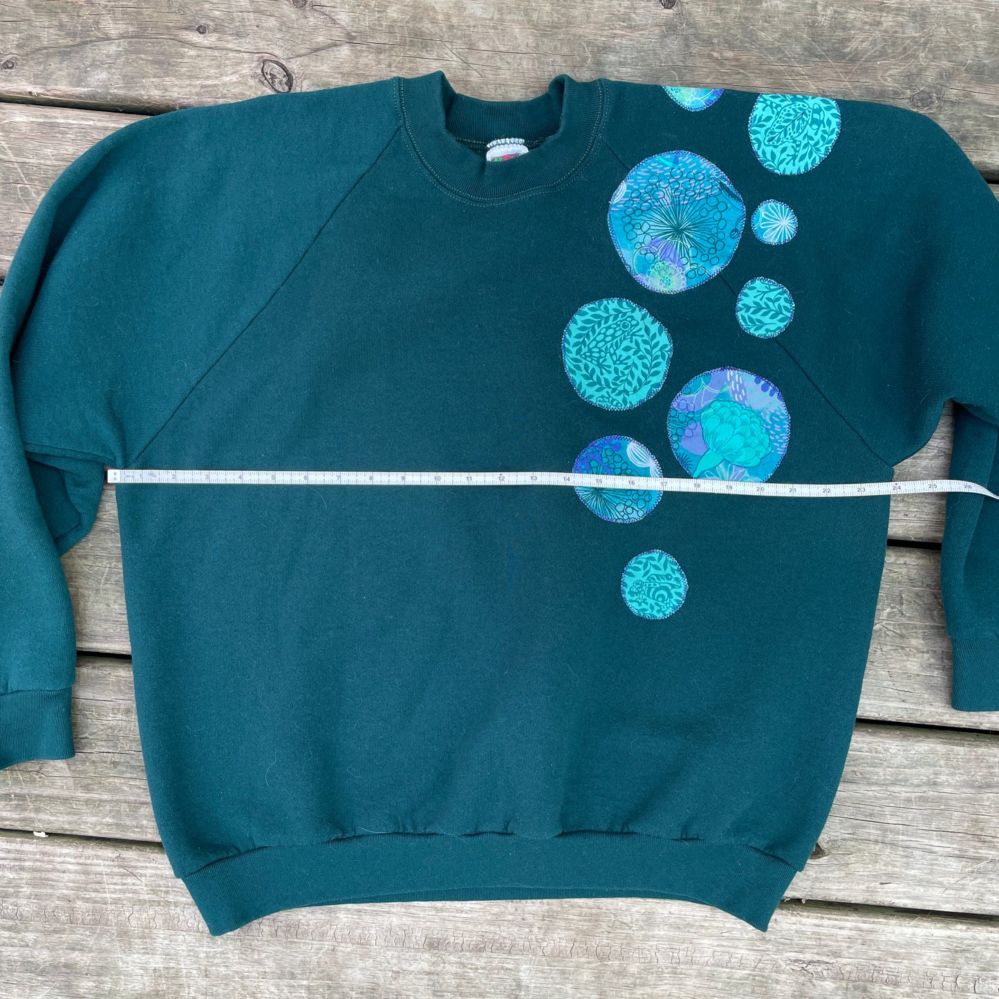Green Sweatshirt with Circle Appliqué (size xl)