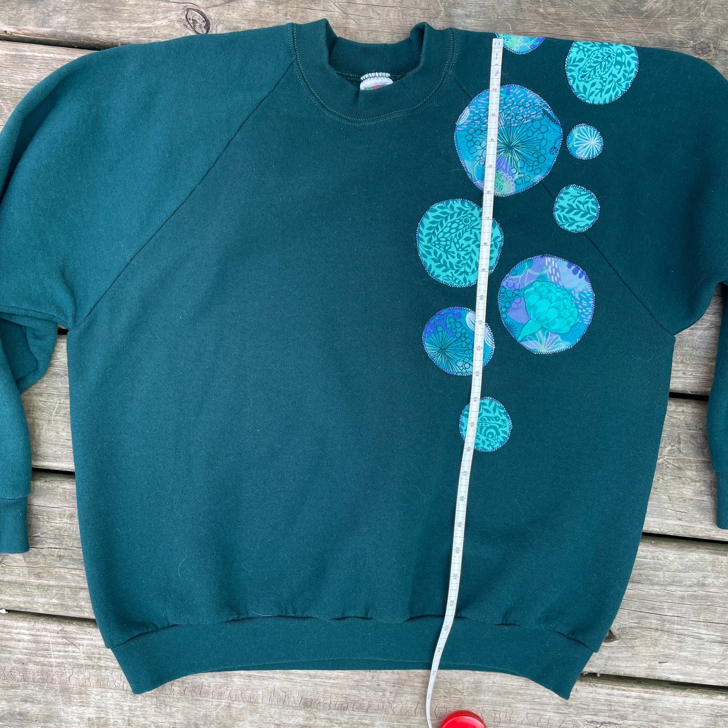 Green Sweatshirt with Circle Appliqué (size xl)