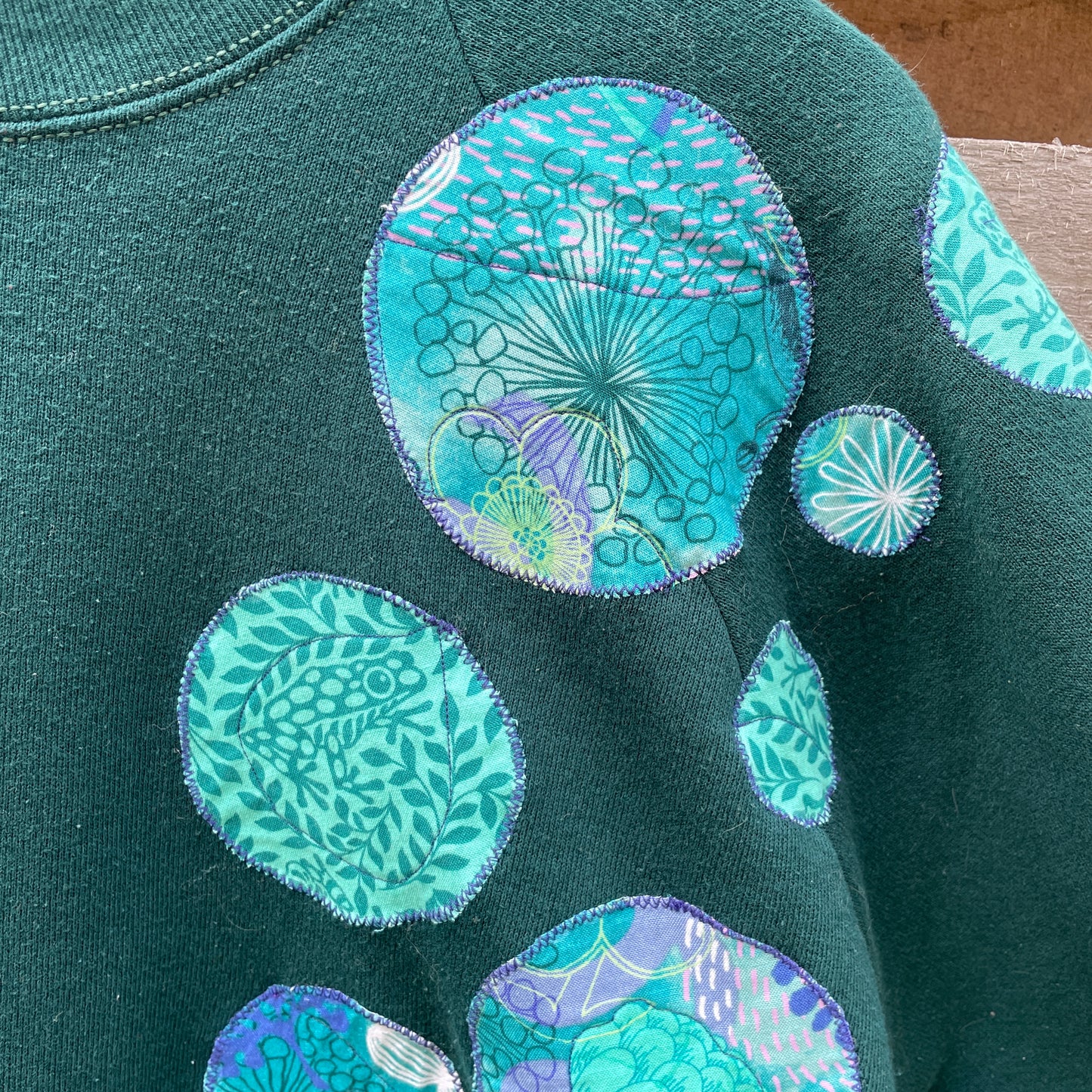 Green Sweatshirt with Circle Appliqué (size xl)