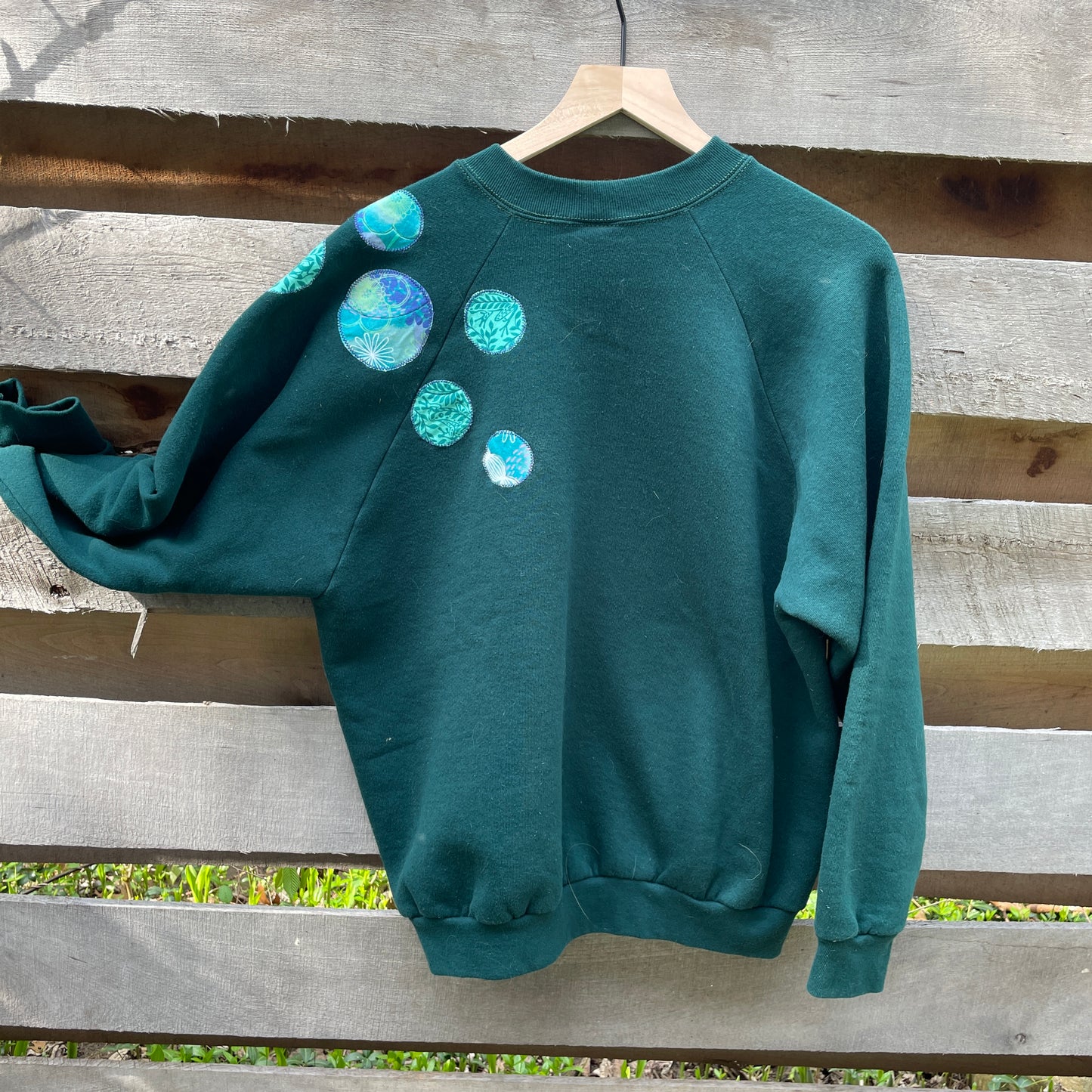 Green Sweatshirt with Circle Appliqué (size xl)