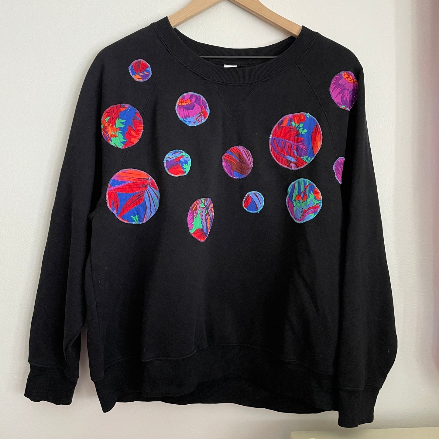 Black Sweatshirt with Circle Appliqué (size xl)