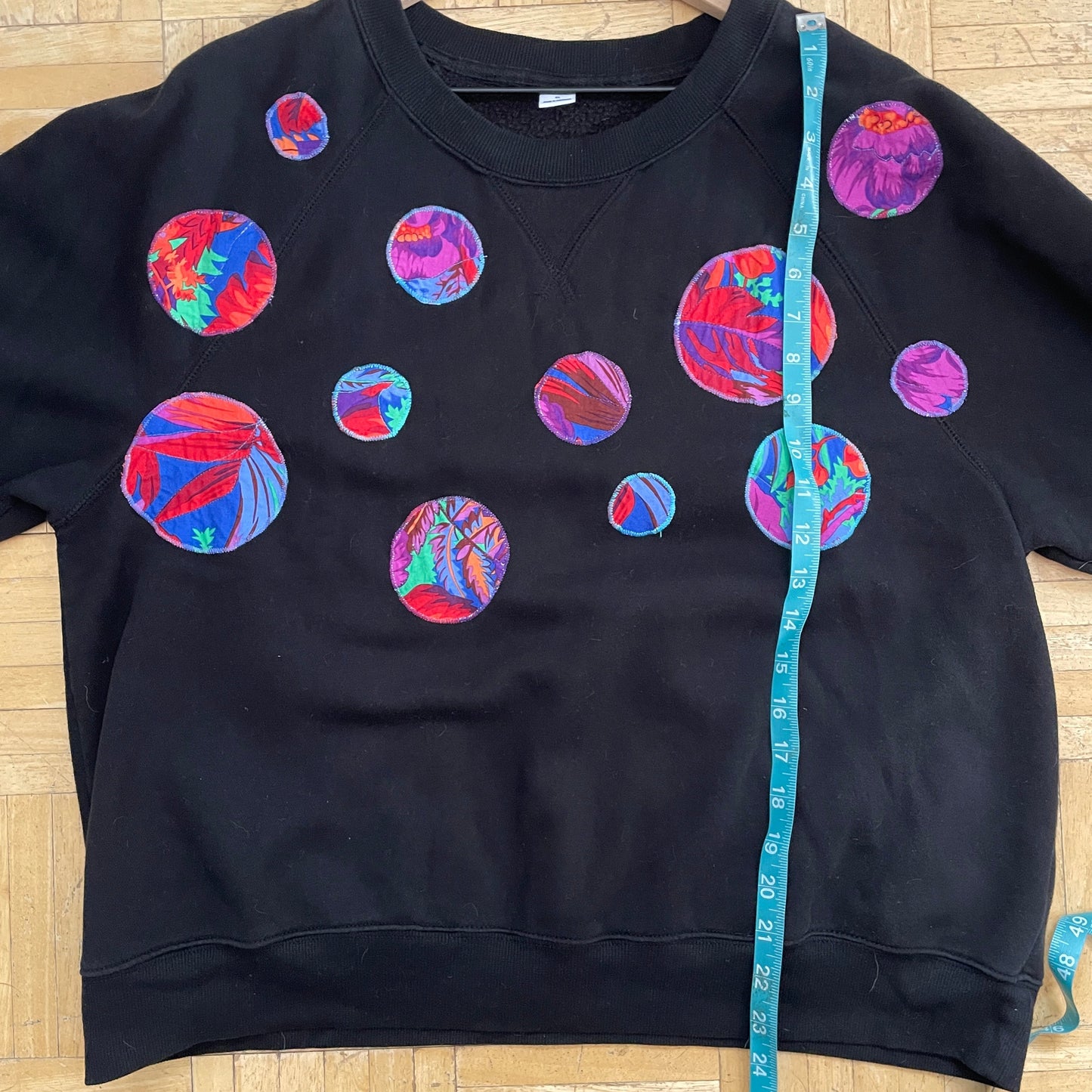 Black Sweatshirt with Circle Appliqué (size xl)