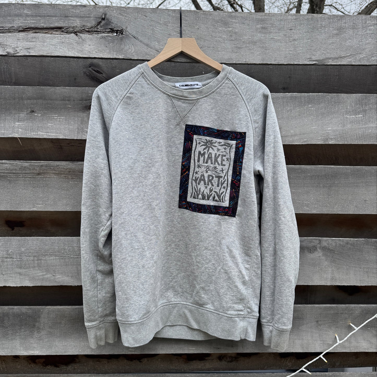 Grey Sweatshirt with "Make Art" print (size l)