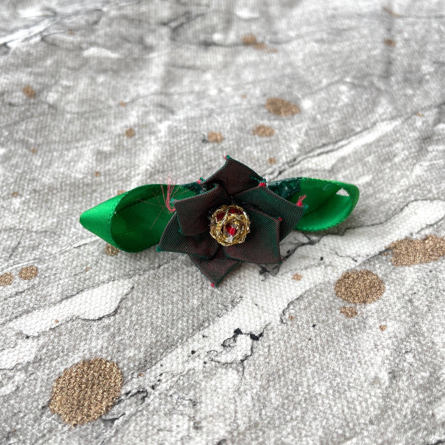 Flower Pin - Green/Red Colorshift